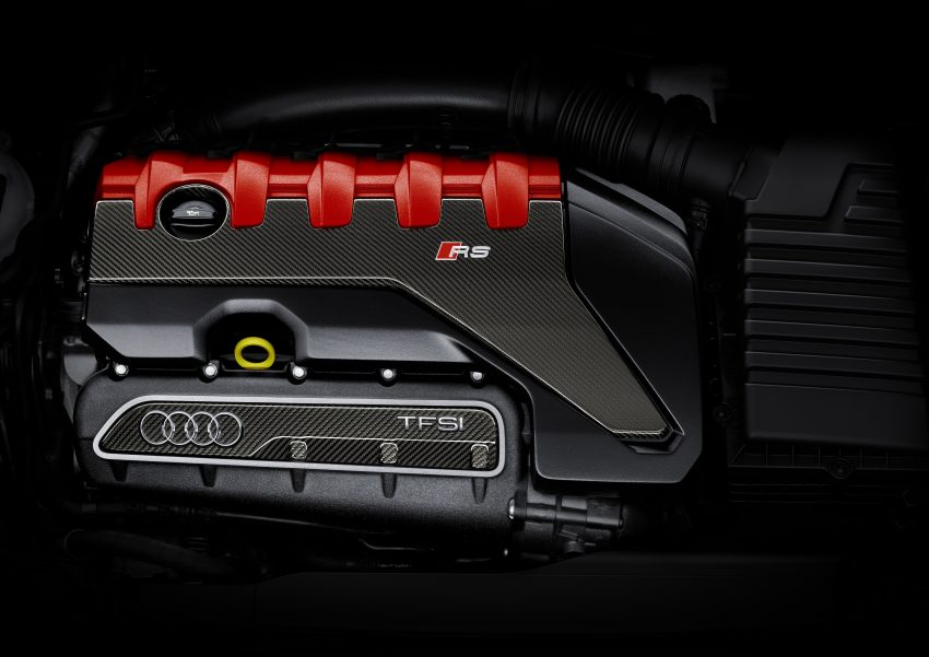 
Cả hai đều dùng động cơ xăng TFSI, 5 xy-lanh, dung tích 2,5 lít. Theo hãng Audi, đây là động cơ mới phát triển và sản sinh công suất tối đa mạnh hơn 60 mã lực cùng mô-men xoắn cực đại tăng 15 Nm so với phiên bản cũ.
