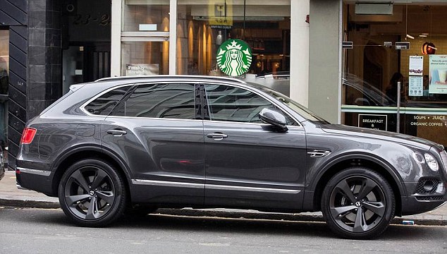 
Chiếc Bentley Bentayga của David Beckham đỗ bên ngoài cửa hàng bán nước trái cây.
