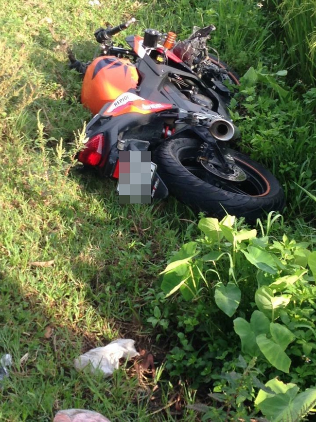 
Chiếc mô tô Honda của biker 25 tuổi bị hư hỏng nặng phần đầu xe. Ảnh: Facebook
