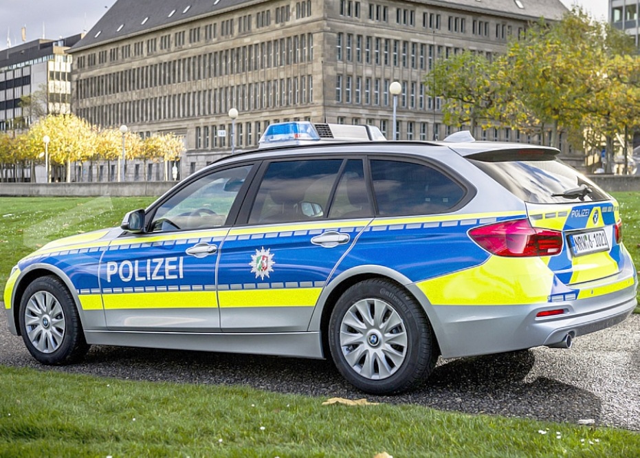 
Dù mang kiểu dáng station wagon nhưng BMW 318d Touring vẫn bị cảnh sát chê nhỏ.
