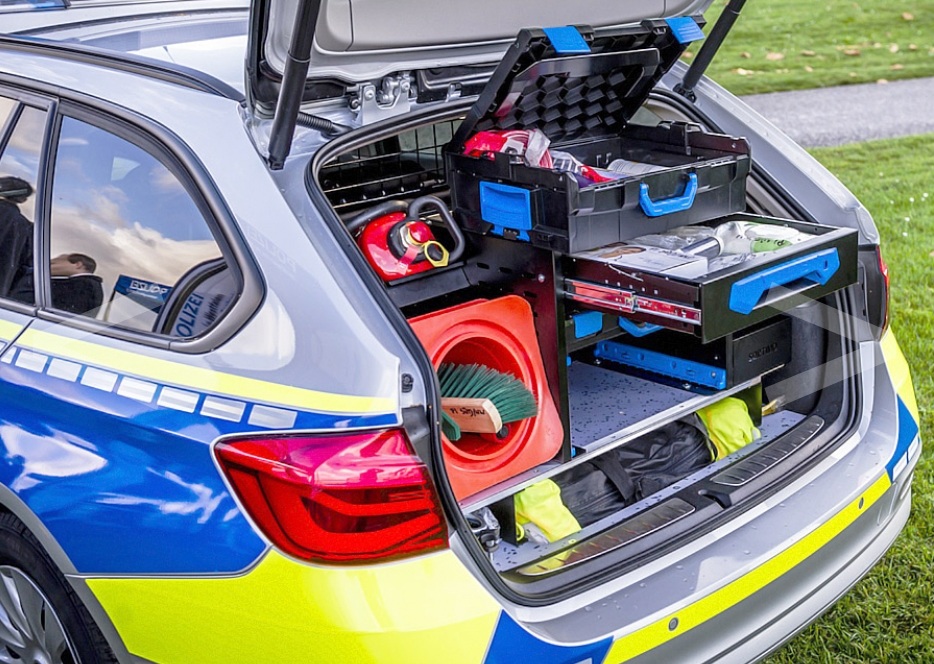
Cốp xe vốn là lợi thế của dòng xe station wagon như BMW 318d Touring nhưng vẫn không thể làm lực lượng cảnh sát hài lòng.
