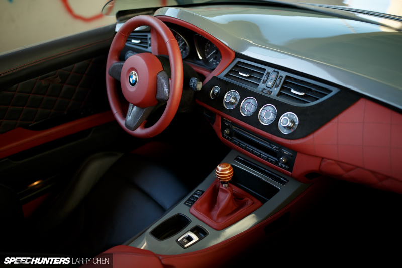 Bên trong BMW Z4 GT Continuum là không gian nội thất với 2 tông màu chủ đạo là đỏ và đen, được bọc bằng da điểm xuyết Alcantara.
