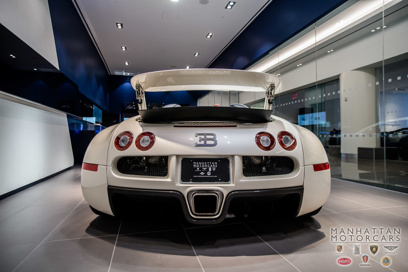 
Theo đại lý ở Manhattan, chiếc siêu xe Bugatti Veyron đời 2008 màu trắng và xanh nhạt này đã hoàn thành quãng đường 10.962 dặm, tương đương 17.641 km. 
