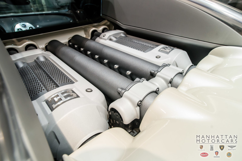 
Chiếc siêu xe Bugatti Veyron cũ được rao bán thuộc phiên bản tiêu chuẩn nhưng vẫn vô cùng mạnh mẽ nhờ khối động cơ W16, dung tích 8.0 lít đi kèm 4 bộ tăng áp.
