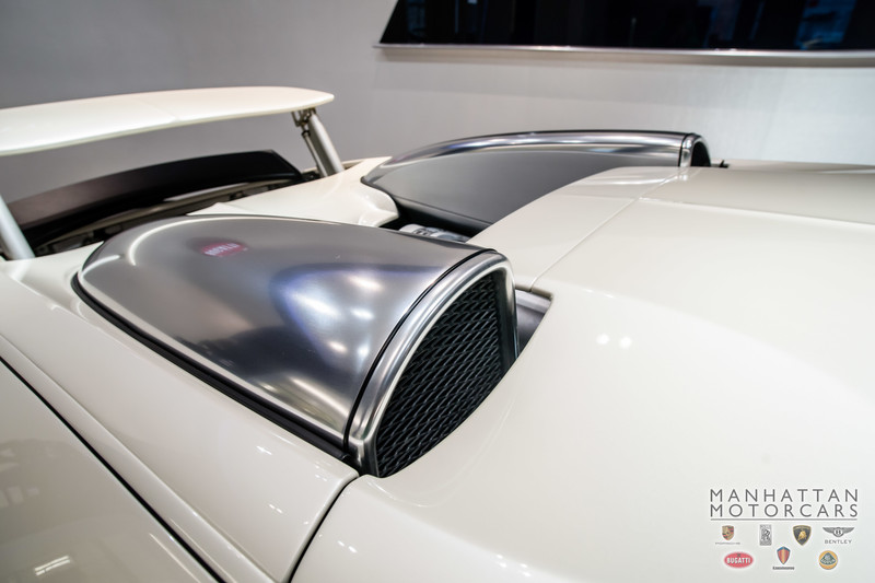 
Động cơ tạo ra công suất tối đa lên đến 1.001 mã lực và mô-men xoắn cực đại 1.250 Nm. Nhờ đó, Bugatti Veyron có thể tăng tốc từ 0-100 km/h trong thời gian 2,5 giây và đạt vận tốc tối đa 408 km/h.
