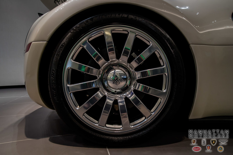 
Riêng bộ lốp của Bugatti Veyron đã có giá khoảng 120.000 USD, tương đương 2,6 tỷ Đồng. Dự đoán, chủ nhân mới của chiếc siêu xe Bugatti Veyron 2008 được rao bán sẽ phải thay lốp mới cho ông hoàng tốc độ. 
