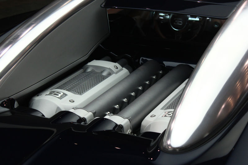 
Khoang động cơ của Bugatti Veyron...
