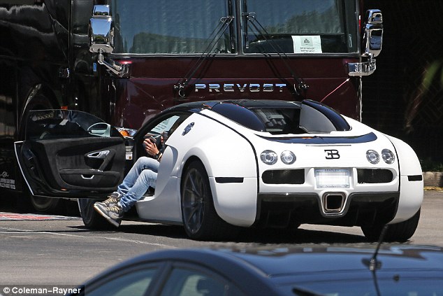
Chiếc siêu xe Bugatti Veyron của Keith Urban có giá khoảng 1,5 triệu USD tại Mỹ.
