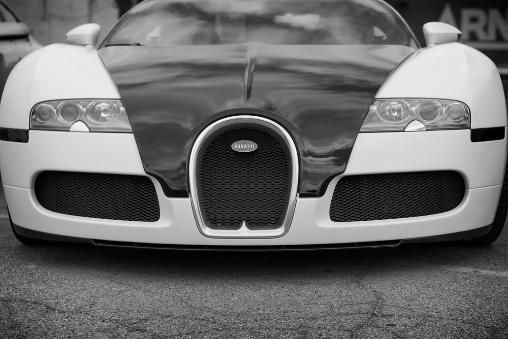 
Bugatti Veyron của Keith Urban được sơn màu trắng muốt với nắp capô màu đen.
