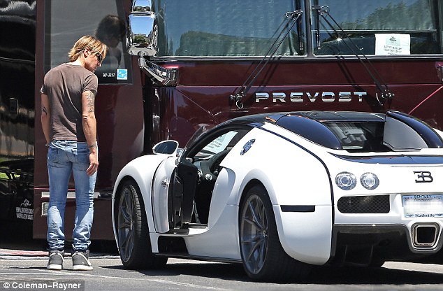 
Keith Urban đứng bên cạnh chiếc siêu xe Bugatti Veyron.
