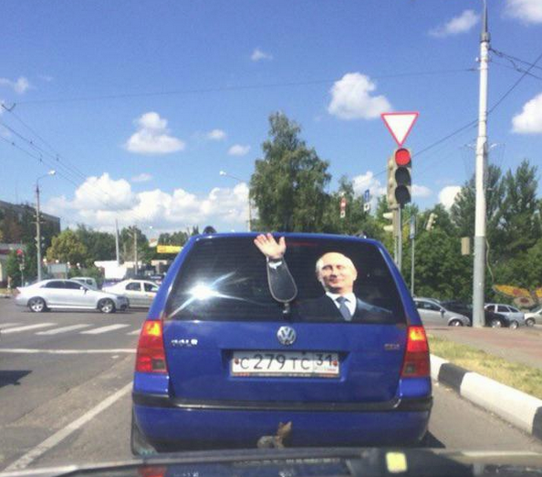 
... và Volkswagen Golf này lại là người ủng hộ Tổng thống Nga Vladimir Putin.

