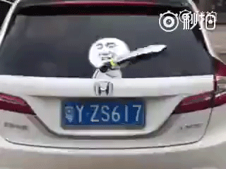 
Một chủ xe yêu thích những hình ảnh chế trên mạng tại Trung Quốc nên đã trang trí lại cần gạt kính chắn gió theo cách khá độc đáo. Tuy nhiên, cần gạt kính chắn gió hình chiếc gươm như thế này có thể khiến chủ xe bị hiều nhầm và rước rắc rối vào người.

