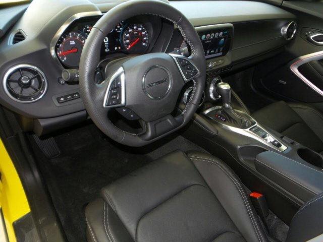 
Bên trong Chevrolet Camaro 2016 là không gian nội thất với công nghệ tiên tiến. Xe đi kèm màn hình 8 inch mới nằm trên bảng táp-lô và cụm điều khiển trung tâm.
