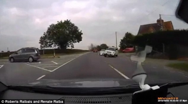 
Chiếc Land Rover Discovery 3 bất ngờ rẽ phải để đuổi theo xe Mazda. Ảnh cắt từ video
