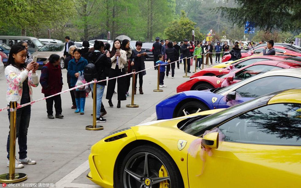 
Dàn siêu xe Ferrari trong bãi gửi xe dành cho đám cưới.
