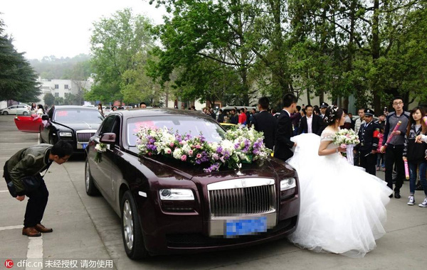 
Cô dâu, chú rể đi xe Rolls-Royce sang trọng.

