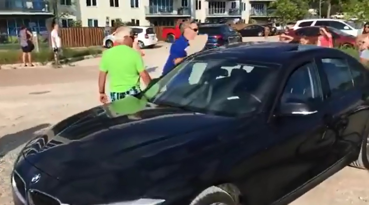 
Người đàn ông dùng cục đá lớn để đập vào cửa kính của chiếc BMW 3-Series. Ảnh cắt từ video
