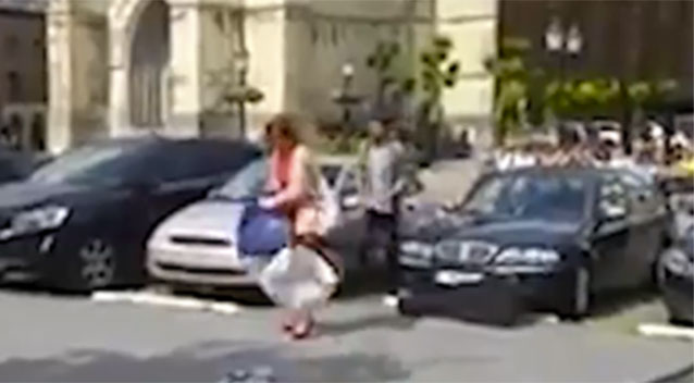 
Cô gái vứt quần áo ra đường. Ảnh cắt từ video
