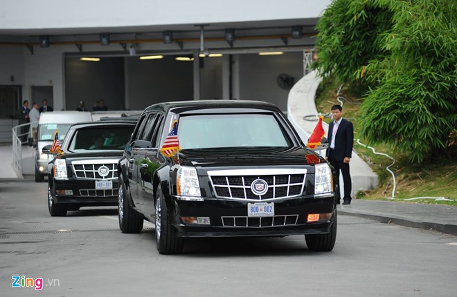 
Đoàn xe, bao gồm 2 chiếc xe bọc thép chống đạn Cadillac One, rời khách sạn Marriott để di chuyển đến Phủ Chủ tịch. Không rõ Tổng thống Obama ngồi trên chiếc Cadillac One nào. Ảnh: Zing
