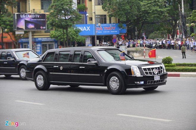 
Cadillac One là chiếc limousine do tập đoàn General Motors của Mỹ sản xuất dành riêng cho Tổng thống Barack Obama và có tên thân mật The Beast. Xe nặng đến 8 tấn, dài 5.486 mm nên uống xăng như nước lã. Theo một số nguồn tin, The Beast cần tới 63,5 lít nhiên liệu để đi được 100 km. Ảnh: Zing
