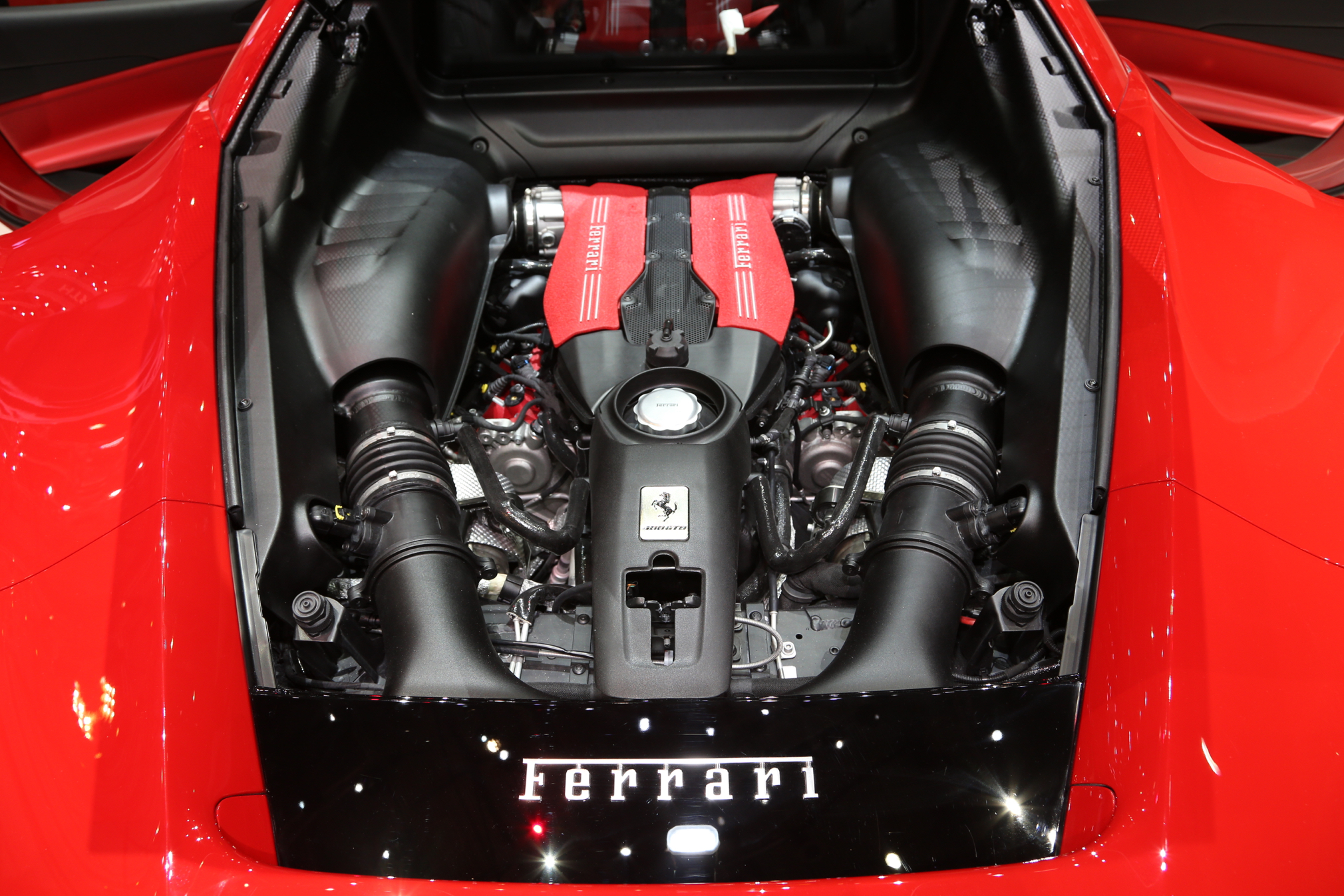 
Động cơ V8 biturbo, dung tích 3,9 lít của Ferrari 488 GTB.
