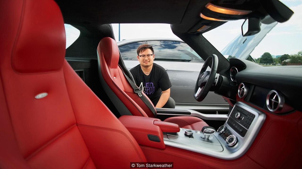 
Nicholas Lam ngồi bên chiếc siêu xe Mercedes-Benz SLS của mình.
