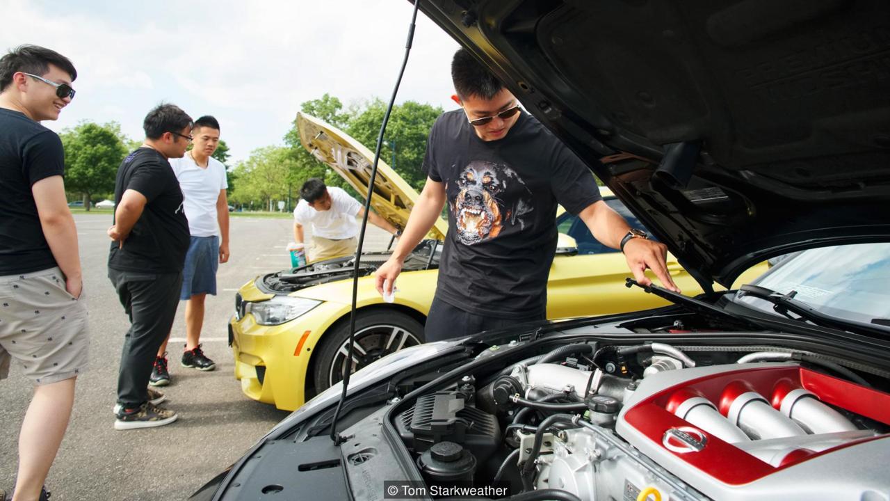 
Shawn Mao, một du học sinh Trung Quốc tại Mỹ, mở nắp capô chiếc siêu xe Nissan GT-R của mình.
