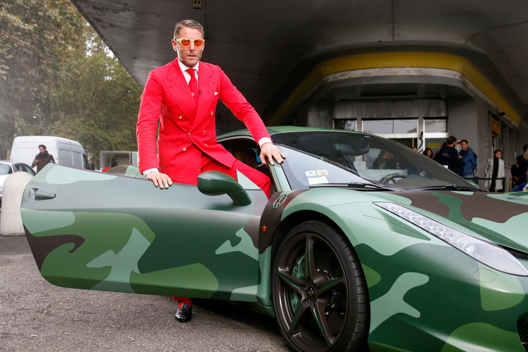
Lapo Elkann, doanh nhân người Ý kiêm cháu trai của Gianni Agnelli, cựu CEO cũng như cổ đông điều hành hãng Fiat, đã gây xôn xao khi tặng chiếc siêu xe Ferrari 458 Italia màu rằn ri có một không hai của mình cho tổ chức American Foundation For Aids (amfAR).
