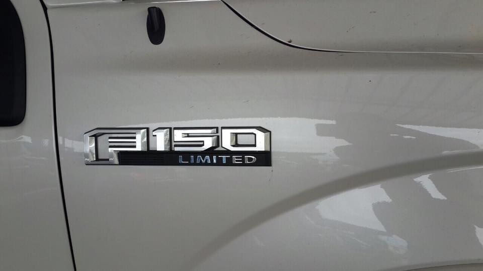 
Limited thực chất là bản trang bị cao cấp nhất mới của dòng xe bán tải khủng long Ford F-150 2016. Được xếp ở vị trí cao hơn cả 2 bản trang bị Platinum và King Ranch trong “gia phả” dòng xe bán tải đình đám nhà Ford, F-150 Limited sở hữu tất cả những tính năng đáng mơ ước.
