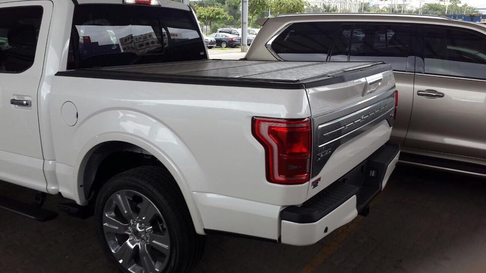 
Chưa hết, Ford F-150 Limited 2016 còn được trang bị đèn pha LED hình vuông, hệ thống điều khiển hành trình chủ động, đèn LED tích hợp trên gương chiếu hậu, hệ thống camera quan sát 360 độ, hỗ trợ đỗ xe chủ động và cửa thùng xe điều khiển từ xa.
