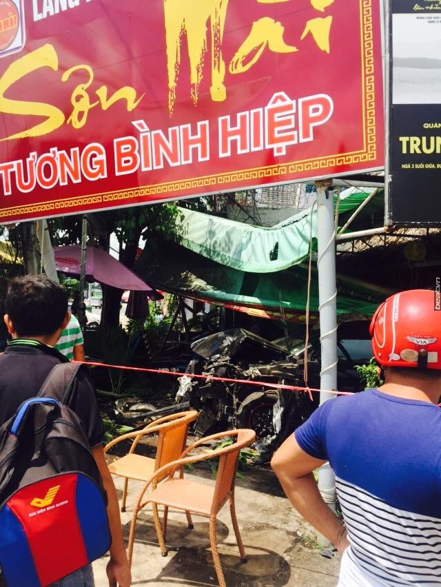 Vụ tai nạn thu hút sự chú ý của nhiều người dân địa phương.