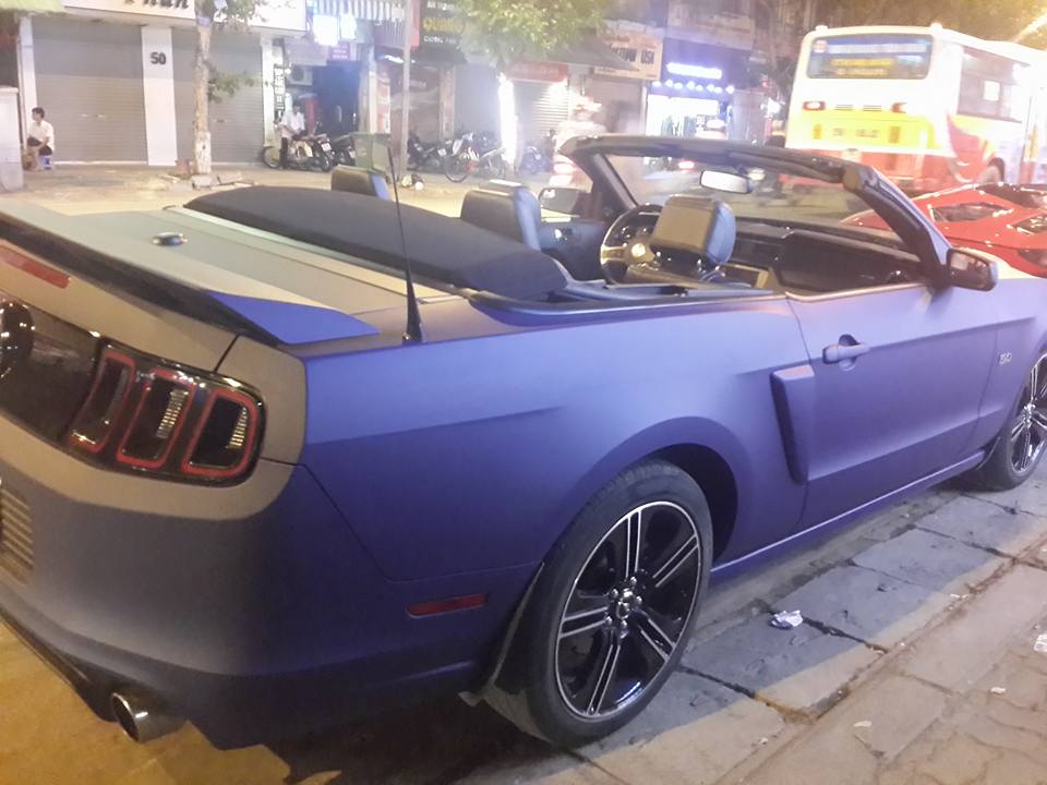 Ford Mustang độc nhất Việt Nam đỗ sau Lamborghini Aventador Roadster.