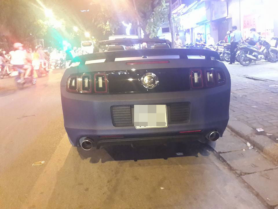 Chiếc Ford Mustang GT California Special độc nhất Việt Nam đỗ trên phố Hàng Bài, Hà Nội.