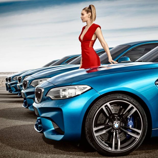 
Đường cong quyến rũ của Gigi Hadid bên BMW M2.
