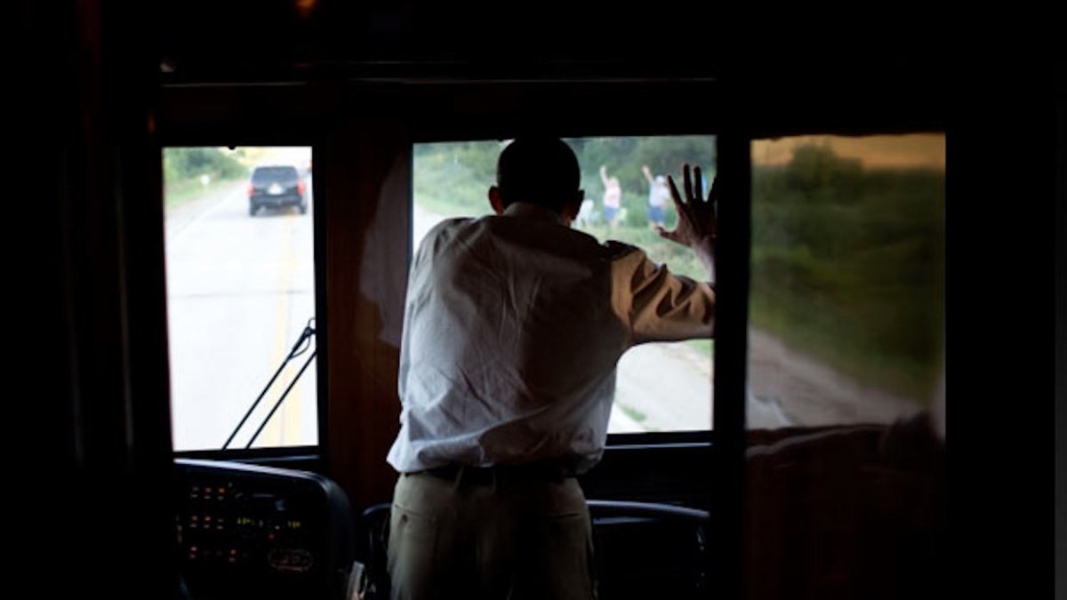 
Trừ kính chắn gió trước, toàn bộ cửa sổ của Ground Force One đều kín như bưng. Tổng thống Obama sẽ phải đứng cạnh người lái Ground Force One nếu muốn vẫy chào đám đông bên đường trong quá trình di chuyển.
