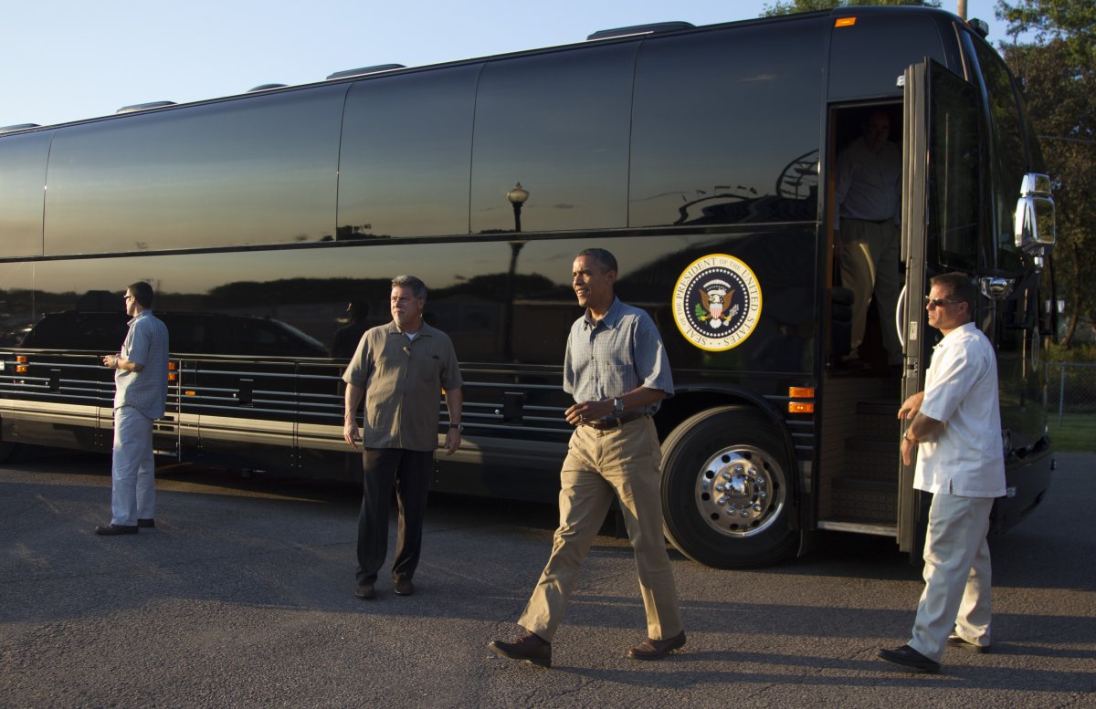 
Tương tự mọi chiếc xe hộ tống Tổng thống Obama, Ground Force One cũng được trang bị đầy đủ các hệ thống an toàn như lốp run-flat, thân vỏ bọc thép và kính cường lực hạng nặng.
