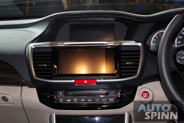 
Tiếp đến là màn hình MID 7,7 inch, hệ thống âm thanh với màn hình cảm ứng 7 inch, tương thích với ứng dụng Apple CarPlay, MirrorLink cho điện thoại thông minh và Wi-Fi.
