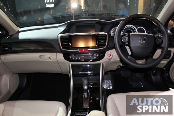 
Bước vào bên trong Honda Accord 2016, khách hàng Thái Lan sẽ tìm thấy cụm điều khiển trung tâm có 2 màn hình tác biệt. Thêm vào đó là những phụ kiện kết hợp giữa ốp gỗ và bọc màu đen hoặc bạc mới.
