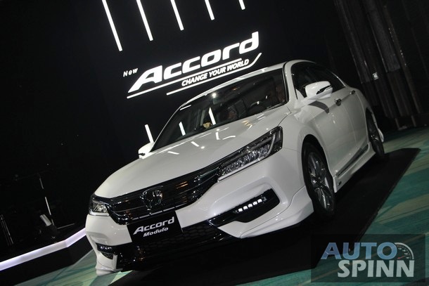 
Ở phiên bản mới, Honda Accord tại Thái Lan sở hữu một số thay đổi về thiết kế. Bên cạnh đó là những tính năng mới giúp Honda Accord 2016 tăng sức cạnh tranh trước những đối thủ truyền thống như Toyota Camry và Nissan Teana.
