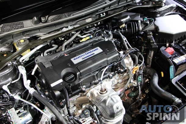 
Đáng tiếc thay, hệ dẫn động của Honda Accord 2016 tại Thái Lan không thay đổi. Xe tiếp tục sử dụng động cơ 4 xy-lanh, SOHC, dung tích 2.0 lít, sản sinh công suất tối đa 155 mã lực và mô-men xoắn cực đại 190 Nm. Hai con số tương ứng của động cơ 2,4 lít là 174 mã lực và 225 Nm. Cả hai đều có thể chạy bằng nhiên liệu sinh học E85 và kết hợp với hộp số 5 cấp.
