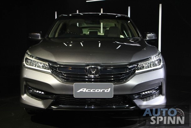 
Thay đổi lớn nhất của Honda Accord 2016 tại thị trường Thái Lan nằm ở đầu xe. Hãng Honda đã đưa lưới tản nhiệt phong cách mới với dải crôm dày dặn nằm giữa lên đầu xe Accord 2016. 
