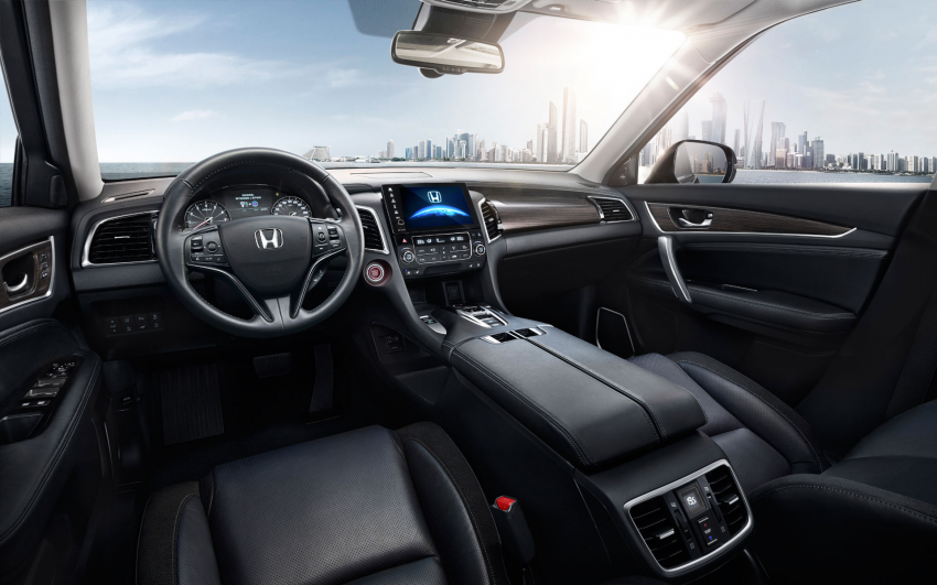 
Do liên doanh Dongfeng Honda tại Trung Quốc sản xuất, Avancier có một số trang thiết bị nổi bật như đèn pha LED, hệ thống thông tin giải trí với màn hình cảm ứng, điều hòa không khí 3 vùng, cửa sổ trời toàn cảnh bằng kính, phanh đỗ xe điện tử, nút bấm chọn số, ghế sưởi ấm/thoáng khí, ghế người lái chỉnh điện/nhớ vị trí vàcụm điều khiển trên tay vịn giữa hàng ghế sau. 
