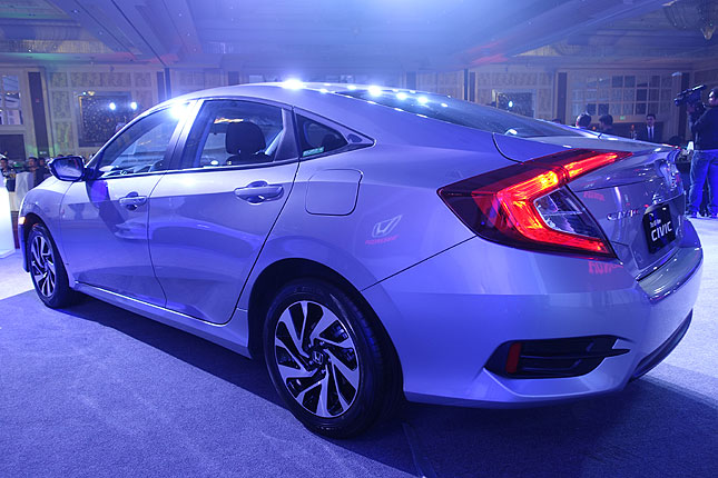 
Tại thị trường Philippines, Honda Civic thế hệ mới có 4 tùy chọn màu sơn chung là xanh dương, đen, bạc và trắng. Bên cạnh đó màu sơn xám dành riêng cho bản 1.8 E. Bản RS Turbo cũng có màu sơn riêng là đỏ.
