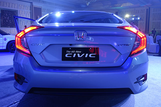 
Honda Philippines hiện vẫn đang thực hiện chiến dịch trưng bày Civic 2016 tại phần lớn các trung tâm mua sắm trên khắp đất nước để người tiêu dùng có thể ngắm nhìn đối thủ của Toyota Corolla Altis và Mazda3 rõ hơn.
