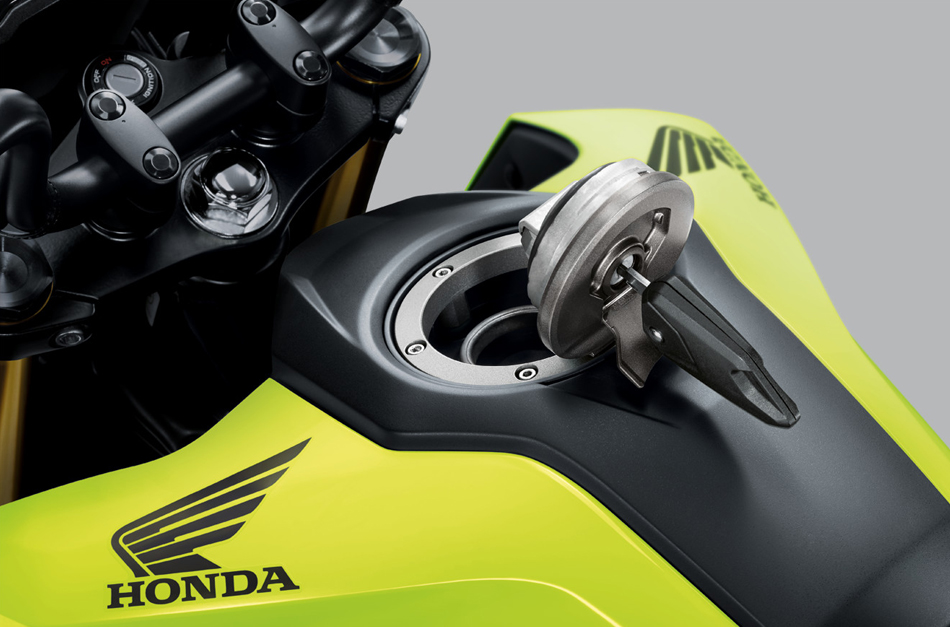 
Bản thân thiết kế của bình xăng trên Honda Grom 2017 cũng khác biệt so với trước. Thiết kế bình xăng của Honda Grom 2017 gợi liên tưởng đến những dòng mô tô phân khối lớn hơn. Đặc biệt, bình xăng của Honda Grom 2017 có nắp đi kèm bản lề thay vì rời hoàn toàn như trước.
