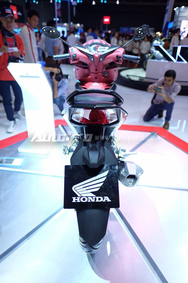 
Theo Honda, Winner 150 sở hữu kích thước cụ thể là chiều dài tổng thể 2.025 mm, rộng 725 mm, cao 1.102 mm, chiều dài cơ sở 1.276 mm và chiều cao yên 780 mm. Bên cạnh đó là chiều cao gầm 167 mm, bình xăng 4,5 lít và trọng lượng 122 kg.
