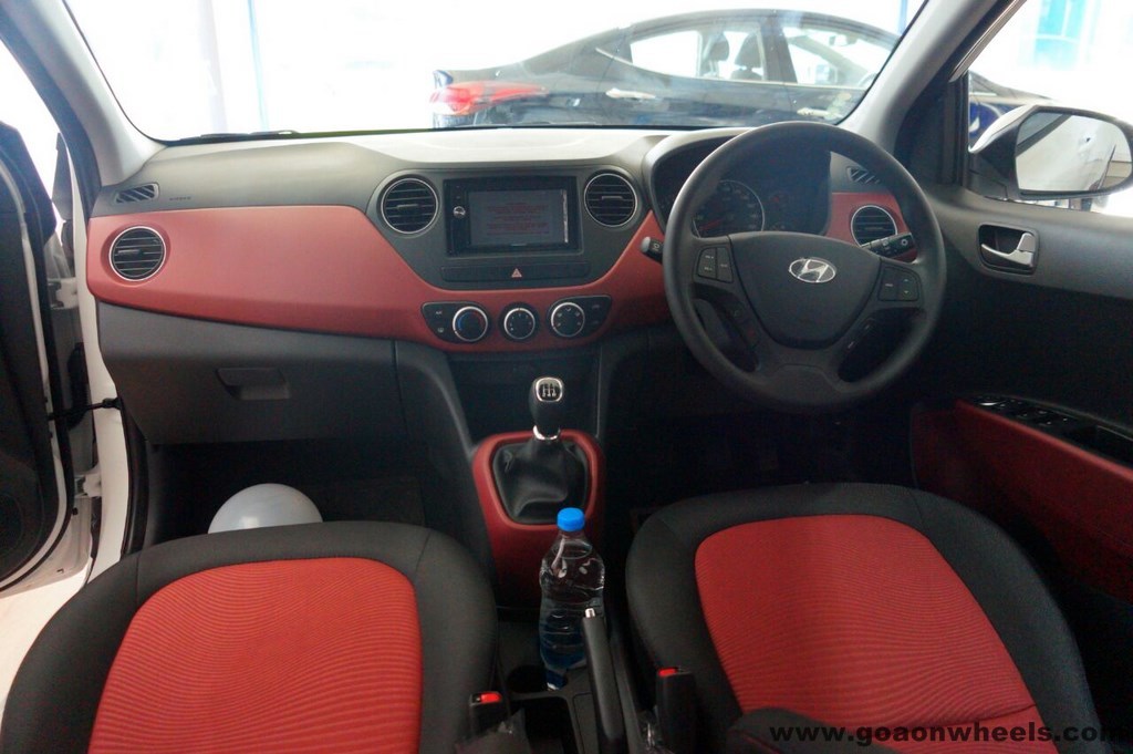 
Cụ thể, hãng Hyundai đã bổ sung hệ thống thông tin giải trí với màn hình cảm ứng 6,2 inch, nội thất hai tông màu đỏ-đen và ghế bọc nỉ với chỉ khâu đối lập.
