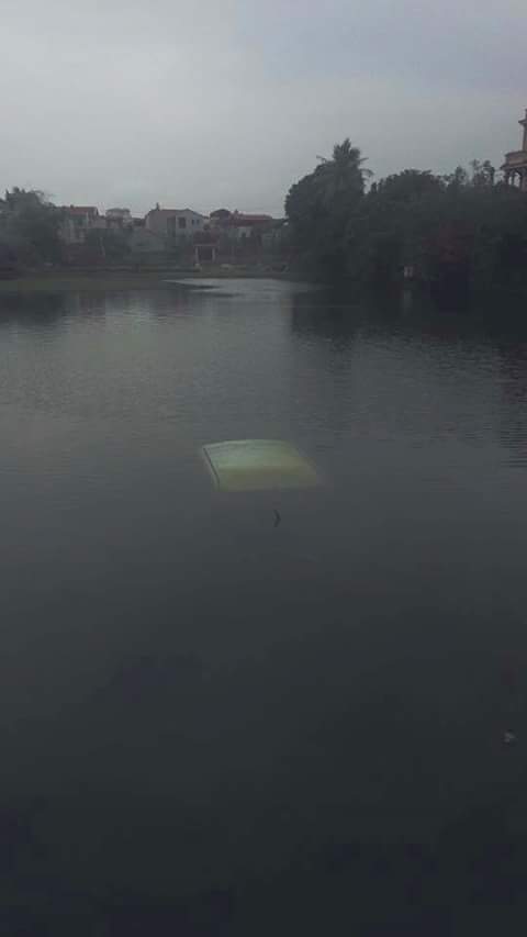
Chiếc Hyundai chìm xuống dưới lòng hồ. Ảnh: Otofun
