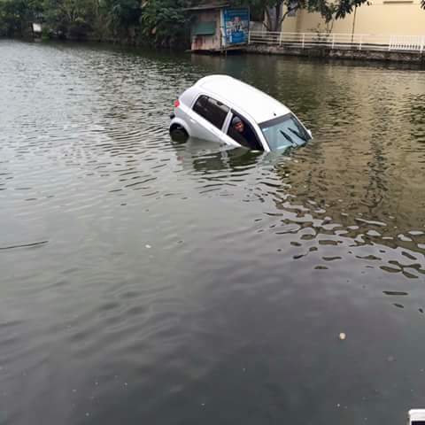 
Chiếc Hyundai rơi xuống hồ nước và 3 người vẫn đang ngồi bên trong xe. Ảnh: Otofun
