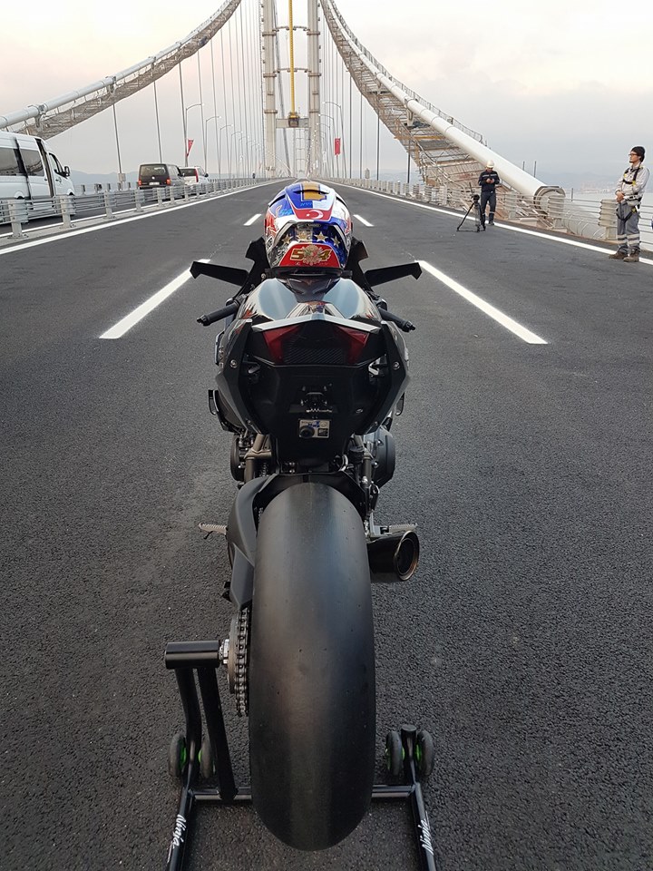 
Kawasaki Ninja H2R sẵn sàng thể hiện tốc độ trên cây cầu dài hơn 2 km.
